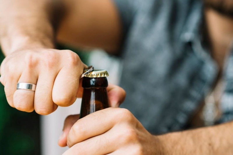 Rośnie liczba zwolnień lekarskich spowodowanych nadużywaniem alkoholu
